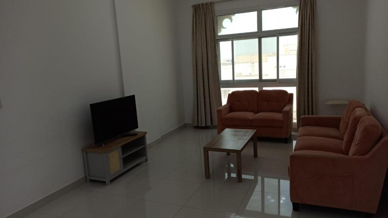 Cozy Rooms And Small Partitions For Men Guests In Dubai Exterior foto
