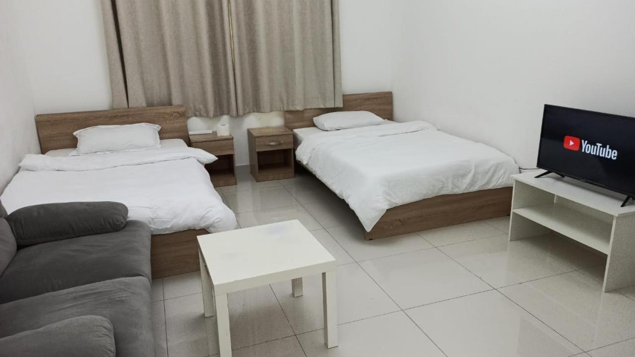 Cozy Rooms And Small Partitions For Men Guests In Dubai Exterior foto