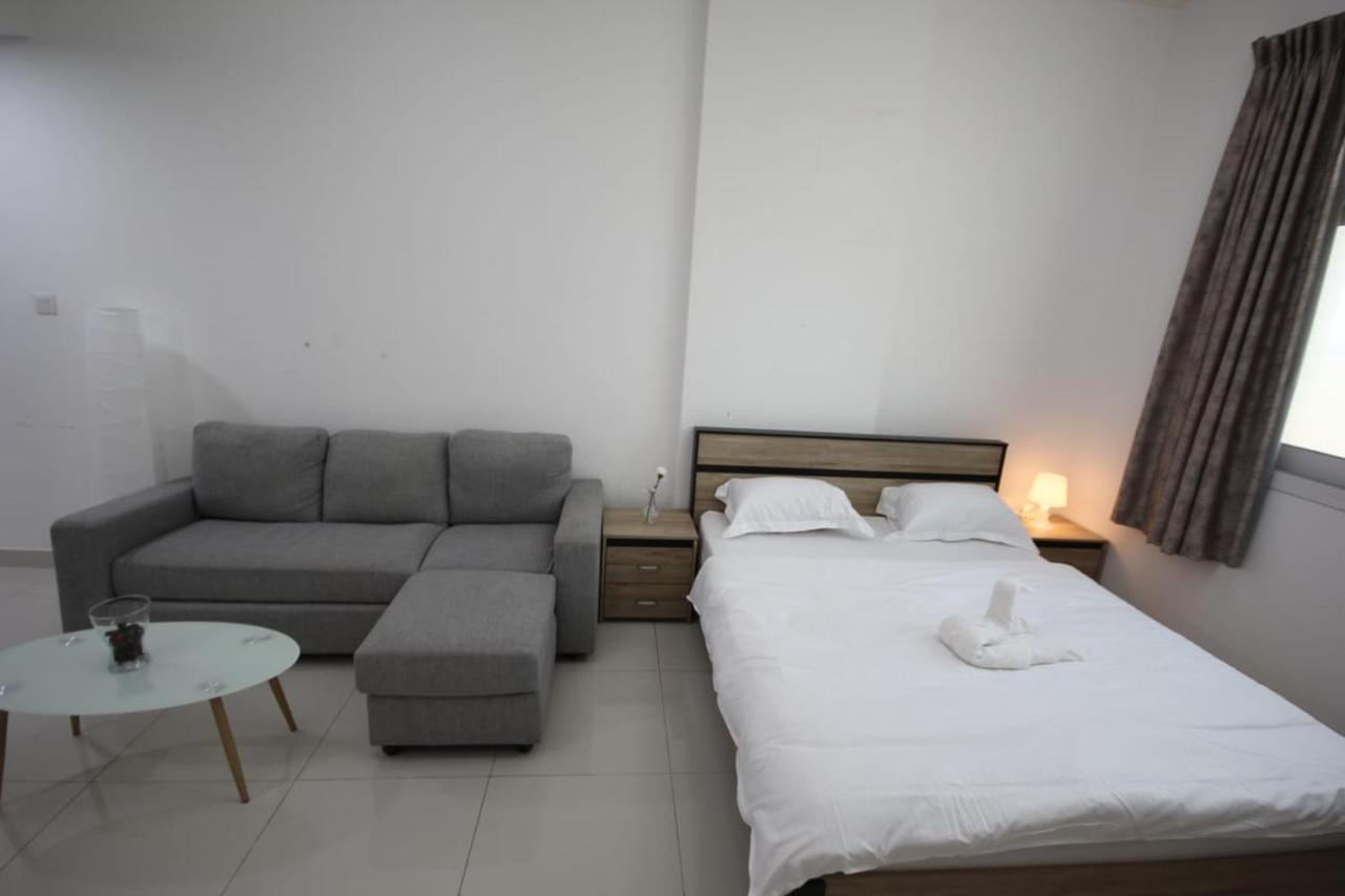 Cozy Rooms And Small Partitions For Men Guests In Dubai Exterior foto
