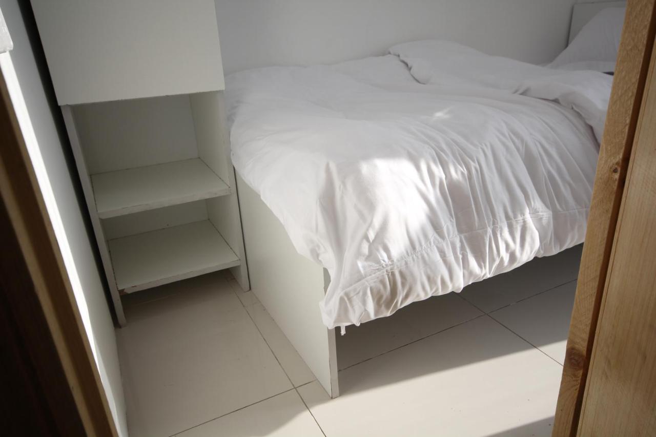 Cozy Rooms And Small Partitions For Men Guests In Dubai Exterior foto