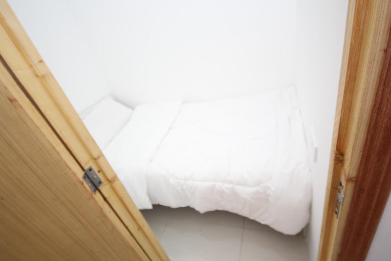 Cozy Rooms And Small Partitions For Men Guests In Dubai Exterior foto