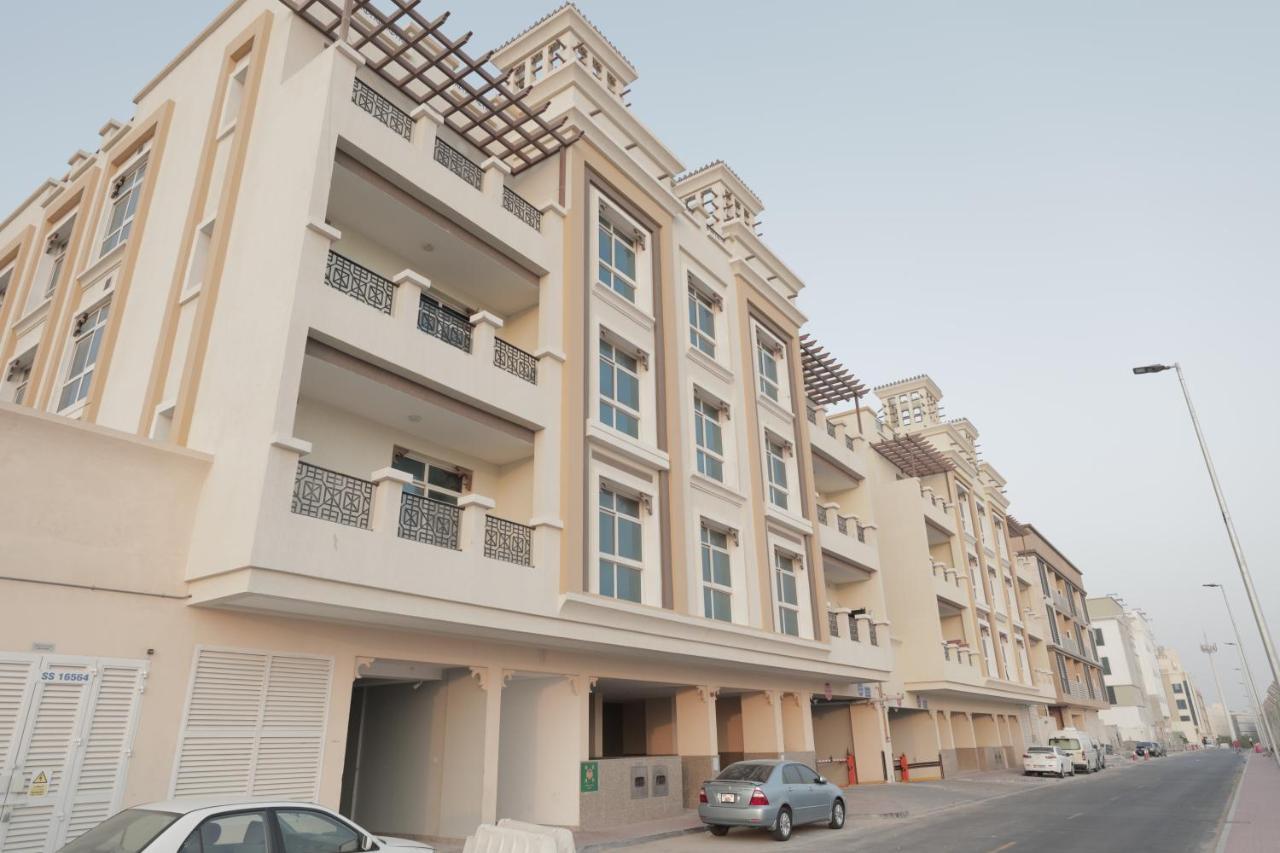 Cozy Rooms And Small Partitions For Men Guests In Dubai Exterior foto
