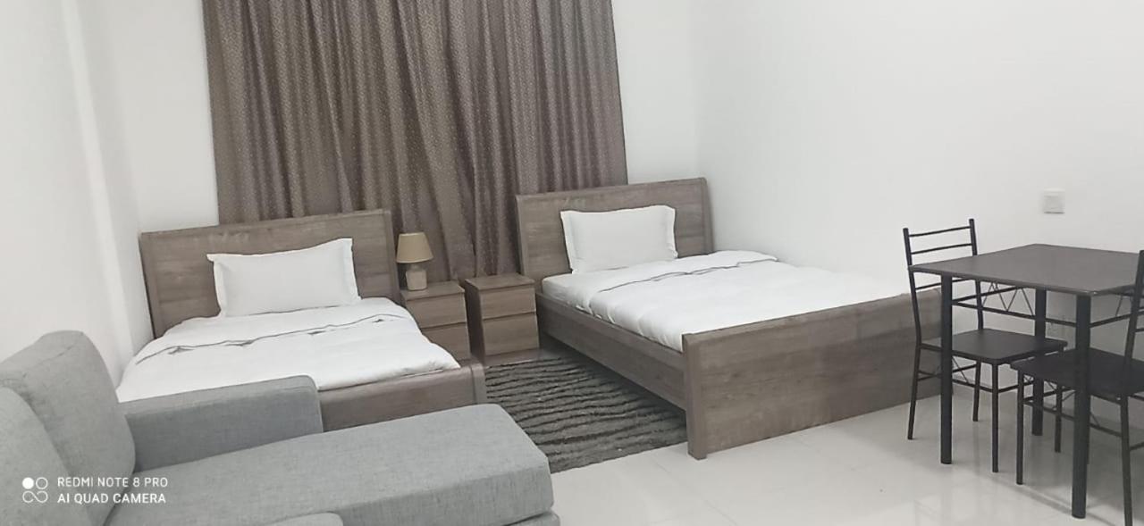 Cozy Rooms And Small Partitions For Men Guests In Dubai Exterior foto