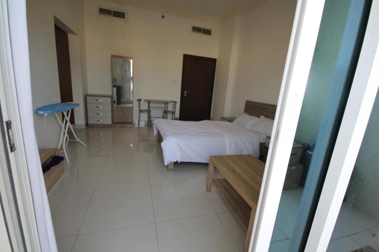 Cozy Rooms And Small Partitions For Men Guests In Dubai Exterior foto