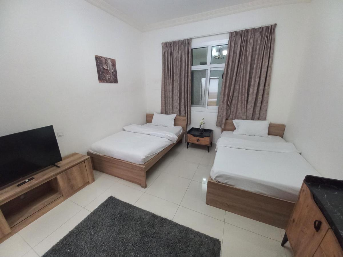 Cozy Rooms And Small Partitions For Men Guests In Dubai Exterior foto