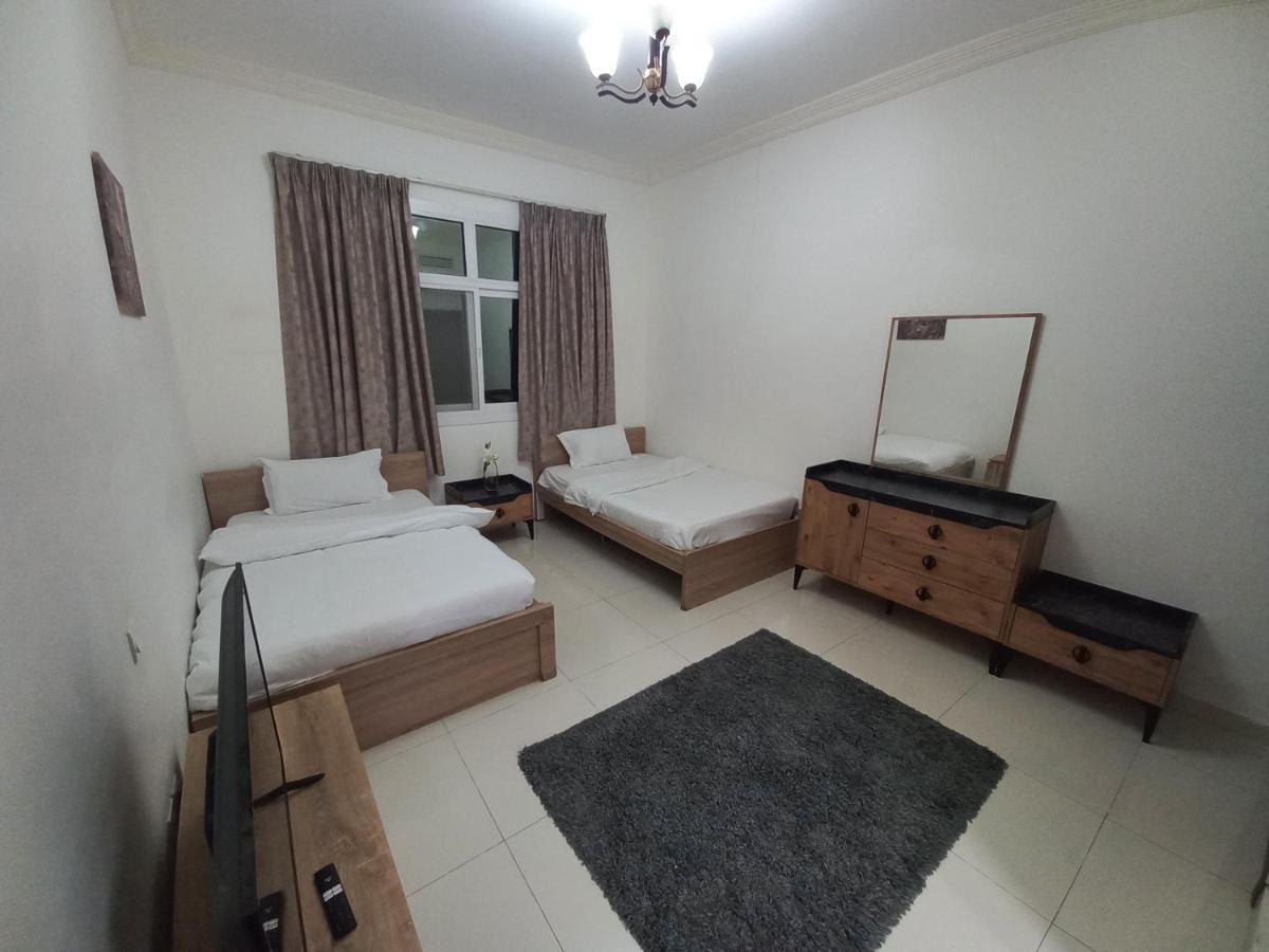 Cozy Rooms And Small Partitions For Men Guests In Dubai Exterior foto