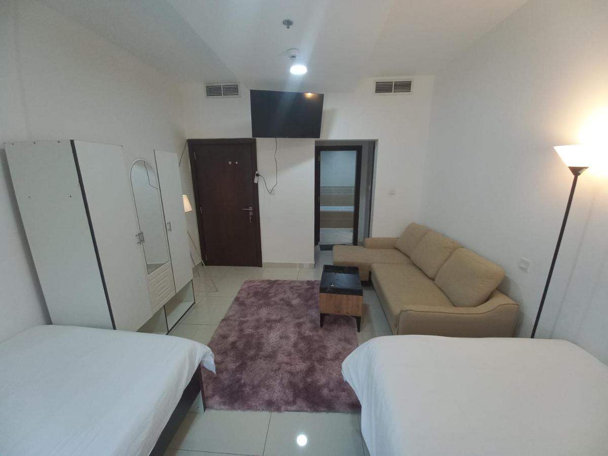 Cozy Rooms And Small Partitions For Men Guests In Dubai Exterior foto