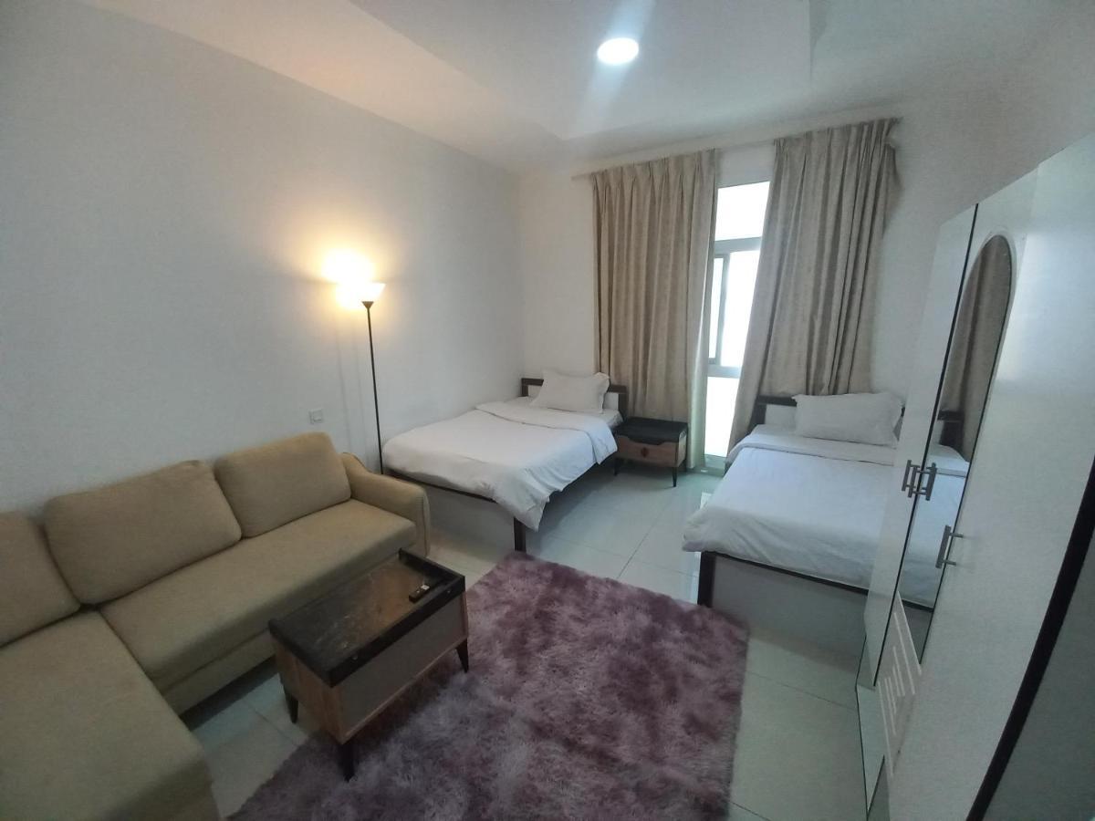 Cozy Rooms And Small Partitions For Men Guests In Dubai Exterior foto