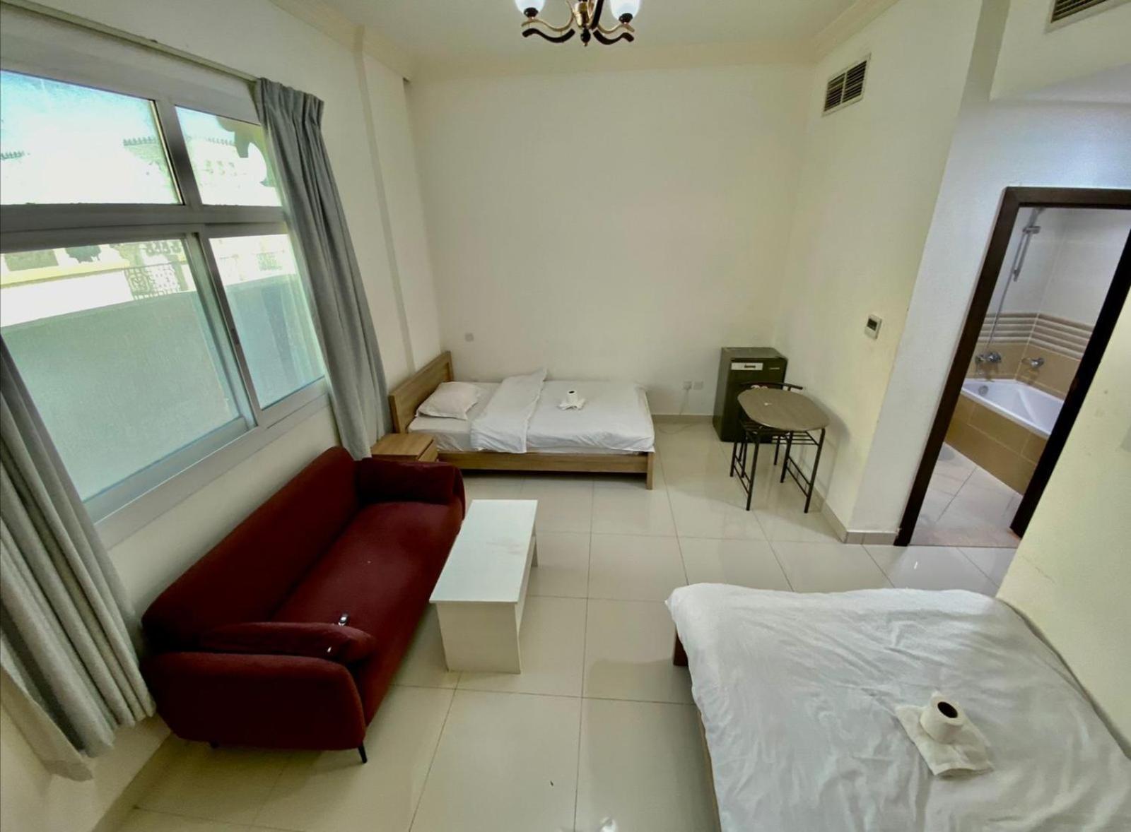 Cozy Rooms And Small Partitions For Men Guests In Dubai Exterior foto