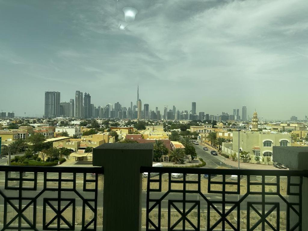 Cozy Rooms And Small Partitions For Men Guests In Dubai Exterior foto