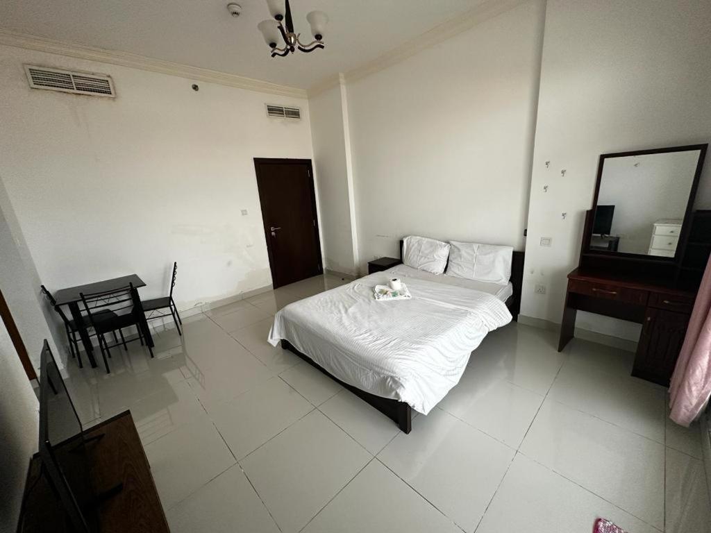 Cozy Rooms And Small Partitions For Men Guests In Dubai Exterior foto