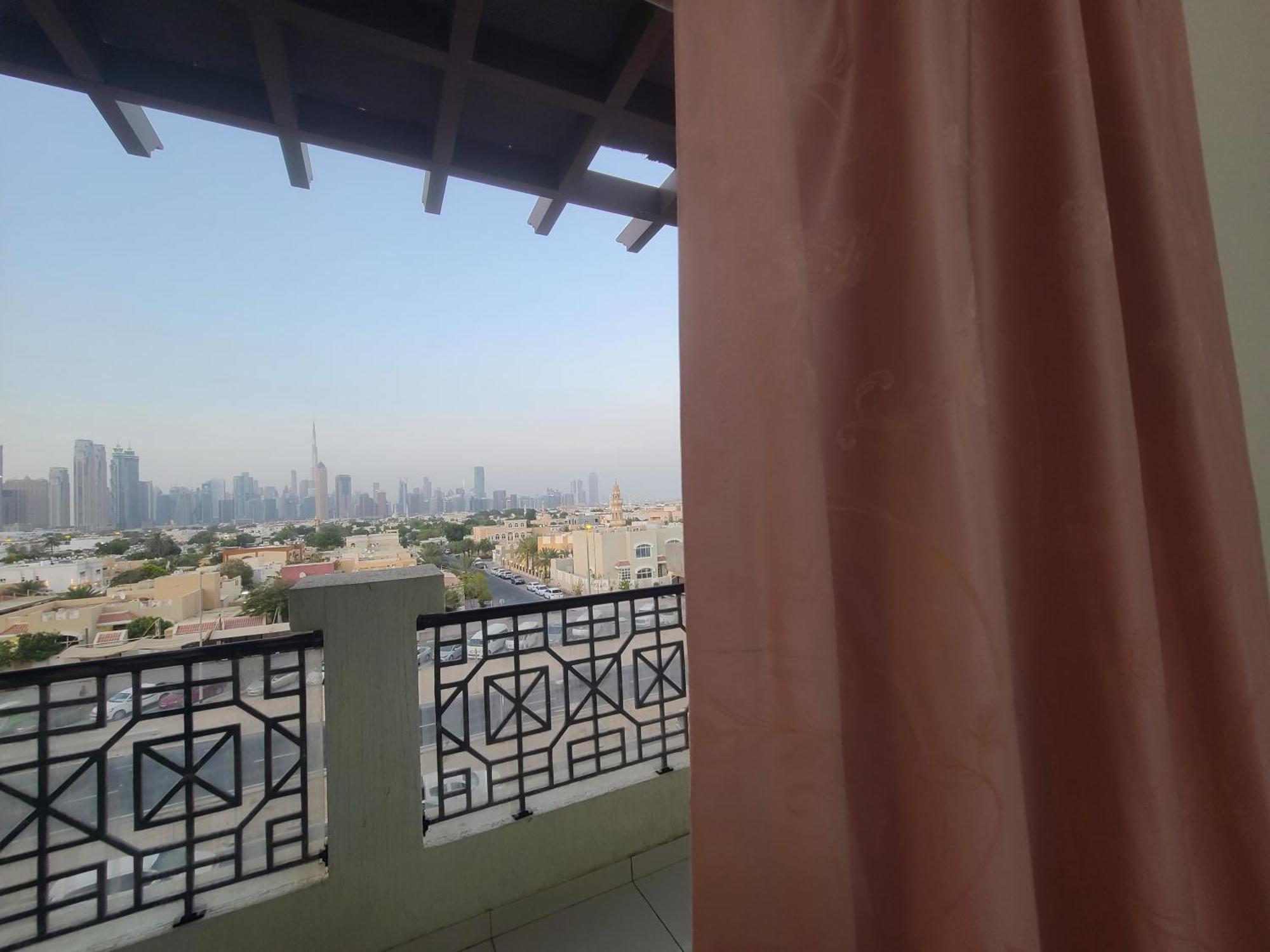 Cozy Rooms And Small Partitions For Men Guests In Dubai Exterior foto