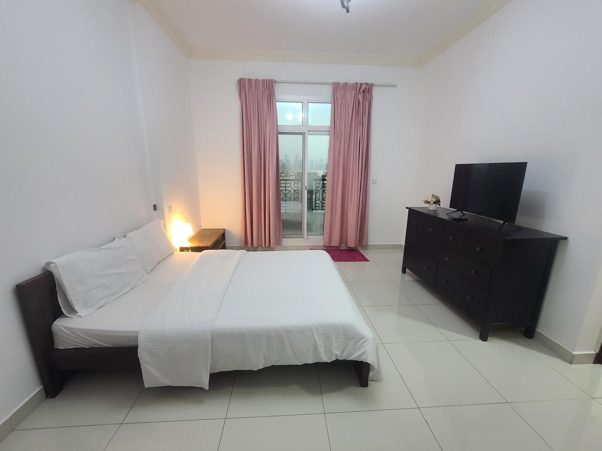 Cozy Rooms And Small Partitions For Men Guests In Dubai Exterior foto